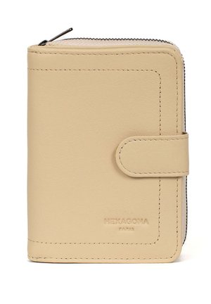 Beige leren portemonnee met een ritssluiting, afgeronde hoeken en een drukknoop. Heeft subtiele stiksels en een gegraveerd "HEXAGONA PARIS" logo.
