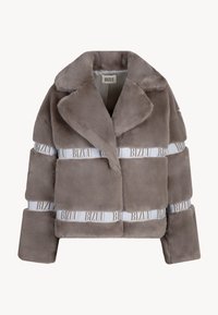 Nepbont jas in zacht grijs, met een brede kraag, cropped ontwerp en witte merkstrepen met "BIZUU" op de mouwen en de voorkant.