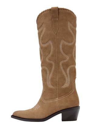 Brauner Cowboy-Stiefel aus Wildleder bis zur Mitte der Wade mit dekorativen weißen Nähten und einem gestapelten Blockabsatz.