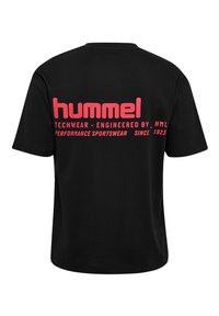 Svart t-shirt med kort ärm som har fet rosa text på baksidan som visar "hummel", "techwear" och "performance sportswear sedan 1923."