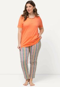 Top arancione a maniche corte con bottoni, abbinato a pantaloni da pigiama a righe multicolori. Tessuto morbido con una vestibilità rilassata.