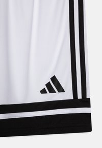 Weiße Sportshorts mit schwarzen Seitenstreifen und einem schwarzen Adidas-Logo nahe dem Saum. Das Material wirkt glatt und leicht.