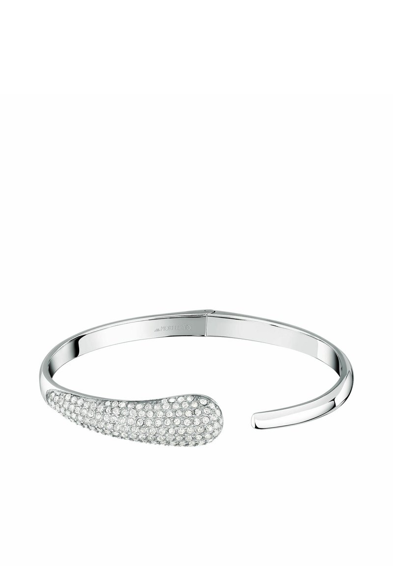 Bracciale in argento con una finitura liscia e lucida, dotato di un'estremità curvata che presenta una fila di cristalli trasparenti e scintillanti incastonati in un motivo.