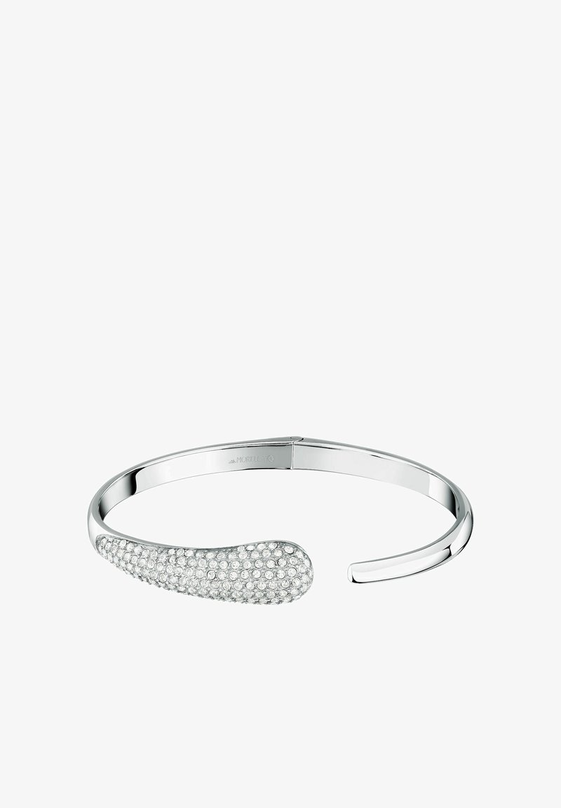 Bracciale in argento con una finitura liscia e lucida, dotato di un'estremità curvata che presenta una fila di cristalli trasparenti e scintillanti incastonati in un motivo.