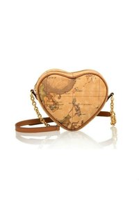 Borsa a forma di cuore realizzata in pelle beige con design mappa del mondo. Include una tracolla dorata e una tracolla piatta marrone per maggiore versatilità.