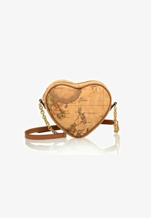 Borsa a forma di cuore realizzata in pelle beige con design mappa del mondo. Include una tracolla dorata e una tracolla piatta marrone per maggiore versatilità.
