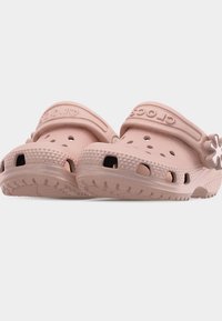 Ζευγάρι ροζ ανοιχτά παπούτσια τύπου κλογκ με τρύπες αερισμού και ρυθμιζόμενα λουράκια πίσω σε λευκό φόντο.