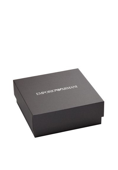 Sort papkasse med en glat tekstur, med "Emporio Armani"-logoet i hvidt, centreret på toppen. Kvadratisk form, minimalistisk design.