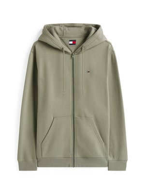 Olivengrøn lynlås-hoodie med snoretræk i hætten, to frontlommer, ribbede manchetter og lille mærkelogo på brystet. Blødt stof.