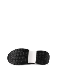 Suola in gomma nera con un motivo di presa testurizzata, una zona centrale bianca e bordi arrotondati per maggiore stabilità.