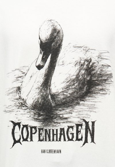 Ασπρόμαυρο σκίτσο ενός κύκνου που επιπλέει στο νερό πάνω από τη λέξη «Κοπεγχάγη» σε έντονη γοτθική γραμματοσειρά.