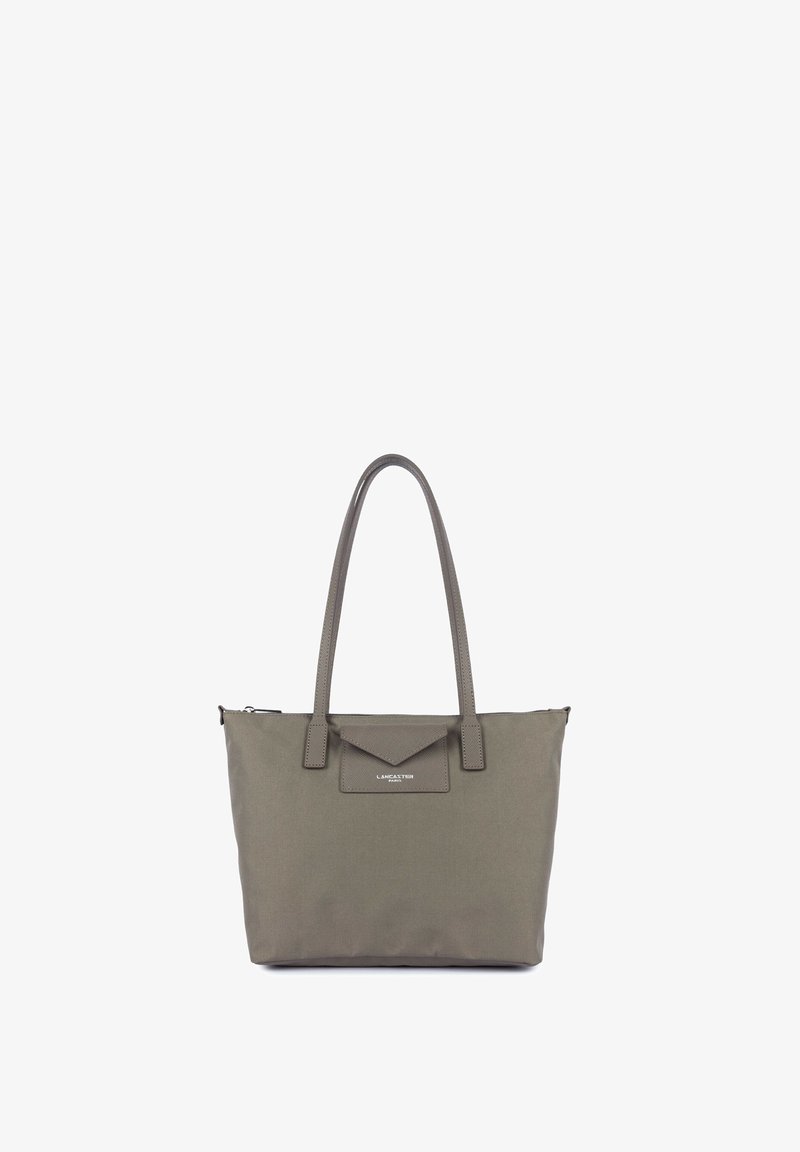 Sac cabas taupe avec deux bretelles et une petite poche avant étiquetée Lancaster Paris, présenté sur fond blanc.