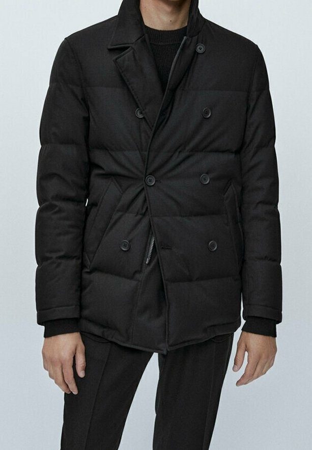 Giacca a vento nera con design doppiopetto, texture trapuntata e dettagli con bottoni. Presenta una tasca con zip e un colletto alto.