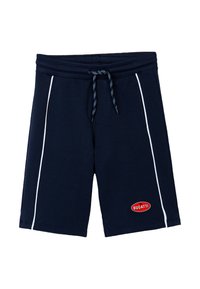 Pantaloni corti blu navy realizzati in tessuto morbido, con strisce laterali bianche e un logo ricamato rosso "BUGATTI" in basso a destra. Vita con cordino.