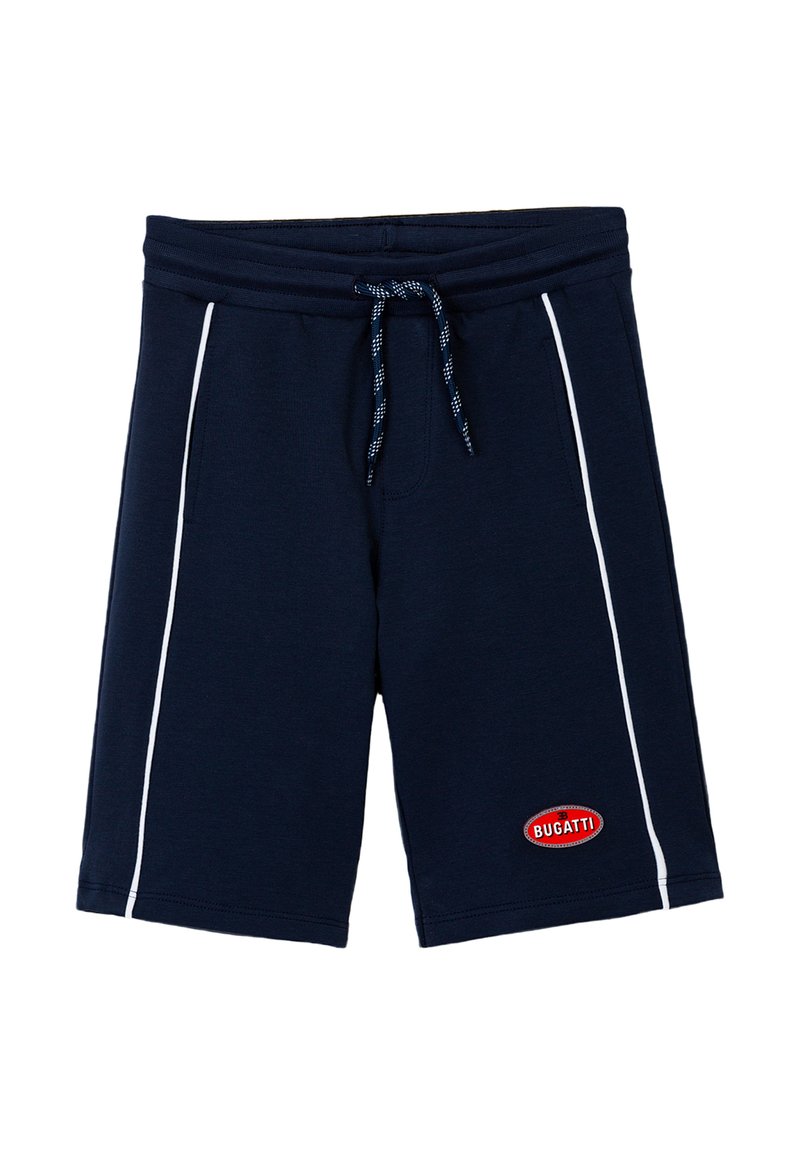 Pantaloni corti blu navy realizzati in tessuto morbido, con strisce laterali bianche e un logo ricamato rosso "BUGATTI" in basso a destra. Vita con cordino.
