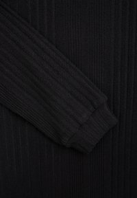 Schwarzer, gerippter Stoff im Nahaufnahme mit einer strukturierten Oberfläche, der einen langen Ärmelbund mit einem schmalen Rand zeigt. Weiches Material mit subtiler Schattierung.