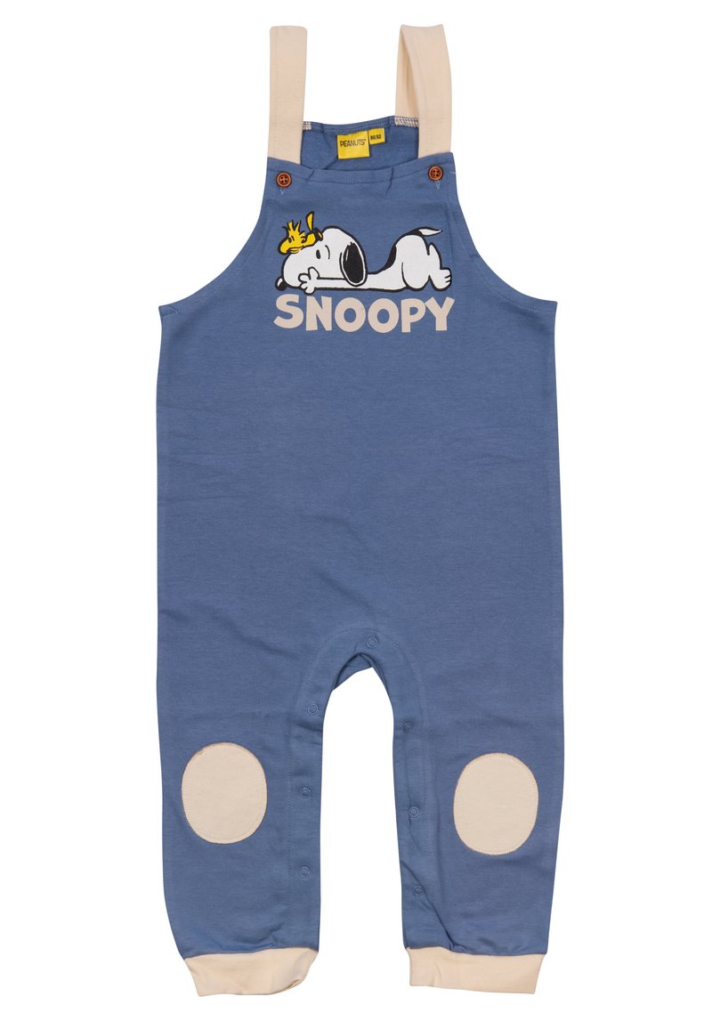 Salopette in cotone blu con bretelle beige, con una grafica di Snoopy e toppe crema sui gomiti. Chiusure a scatto sul fondo per una facile vestizione.