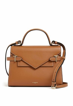 Borsa a tracolla in pelle marrone con un design strutturato, manico superiore, tracolla staccabile, pattina angolare, dettagli in metallo dorato e logo impresso.