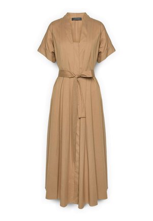Tan midi kjole med korte ærmer, V-hals, lodrette sømdetaljer og et stofbælte bundet i taljen.