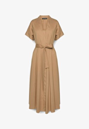 Tan midi kjole med korte ærmer, V-hals, lodrette sømdetaljer og et stofbælte bundet i taljen.