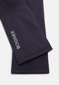 Námořnické softshellové kalhoty s hladkým povrchem, které mají kontrastní panel a logo "BOGNER" v světle šedé barvě po straně.