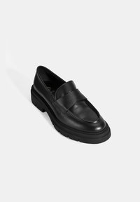 Zwarte leren loafers met een ronde neus, platte rubberen zool en een brede band over de wreef, met een gladde afwerking en een minimalistisch ontwerp.