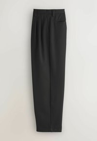 Pantalon noir fuselé avec plis, taille avec passants pour ceinture et petite poche fendue sur le côté droit.