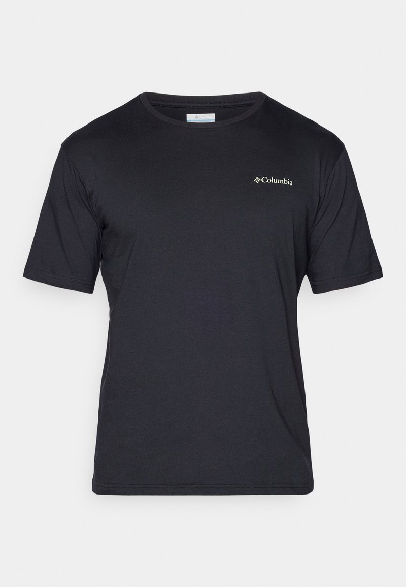 Camiseta negra de manga corta hecha de tela suave, con un pequeño logo blanco de Columbia en la parte superior izquierda del pecho. Diseño clásico de cuello redondo.