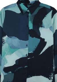 Langärmliges Hemd mit Knopfleiste und abstraktem Aquarellmuster in Blau-, Teal- und Schwarztönen, mit spitzem Kragen.