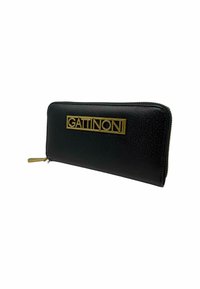 Cartera de cuero negro con superficie texturizada, logotipo dorado "GATTINONI" y cierre de cremallera con acentos de hardware dorado.