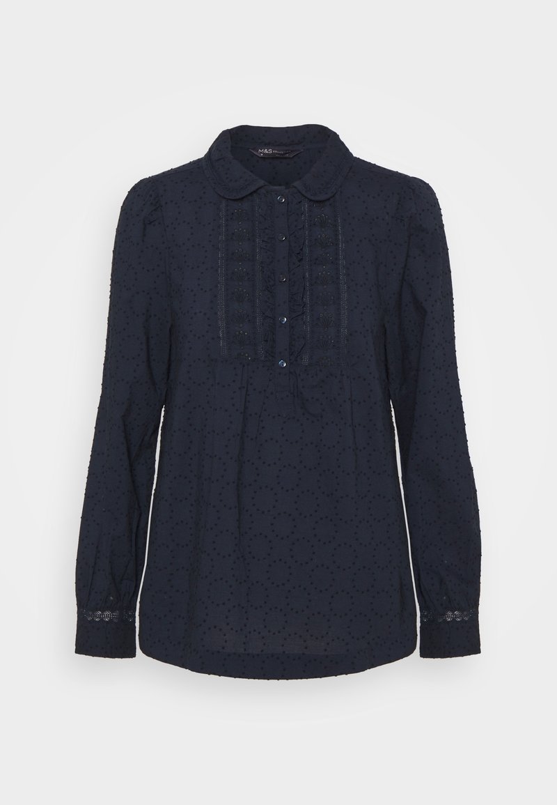 Blusa blu navy con maniche lunghe, colletto rotondo e motivo testurizzato intricato; presenta una chiusura centrale con bottoni e dettagli in pizzo sulle maniche.