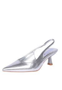 Sandal con tacco slingback argento con punta affusolata e tacco basso e chunky. Presenta una finitura metallica lucida e un design aperto con un taglio.
