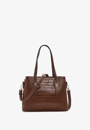 Bolso de mano de cuero sintético marrón con textura de cocodrilo. Cuenta con dos asas cortas y una correa desmontable. Acentos de hardware en tono dorado en la parte delantera.