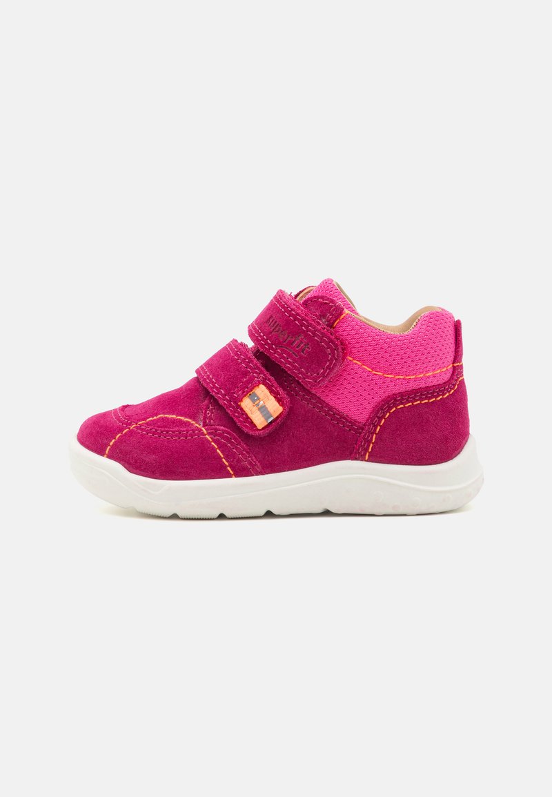 Fuchsia Wildlederschuh mit pinken Mesh-Akzenten, weißer Gummisohle, Klettverschlussriemen und orangefarbenen Nähten. Abgerundete Form mit gepolstertem Kragen.