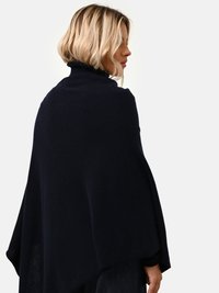 Poncho lavorato a maglia blu navy con design a collo alto, caratterizzato da una vestibilità rilassata, una caduta elegante e un tessuto morbido e testurizzato.