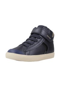 Sneaker alta in pelle blu navy con cinturino in velcro e lacci, punta in gomma e suola beige. Presenta il logo Geox sul lato.