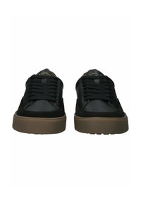 Sneakers neri con una combinazione di pelle liscia e materiale scamosciato. Caratterizzati da lacci piatti, suole in gomma e un logo discreto sulla linguetta.