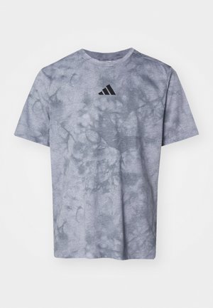 Grå T-shirt med korte ærmer og tie-dye mønster, prydet med et fremtrædende svart Adidas-logo på brystet og et struktureret stof.