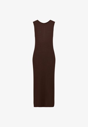 Robe midi sans manches en tricot côtelé marron foncé avec un col rond et une silhouette slim et ajustée.