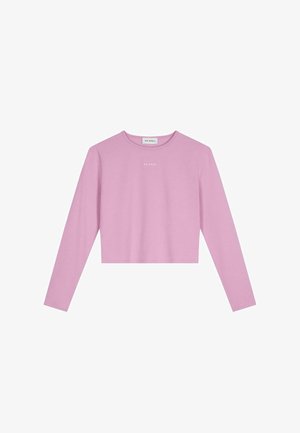 Dug izrezani majica dugih rukava od svijetlo ružičastog pamuka s okruglim dekolteom i suptilnom izvezenom porukom "OH APRIL" na prednjoj strani.