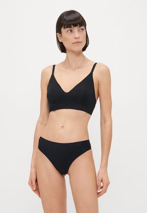 Sort bralette med V-hals og tynde justerbare stropper, parret med matchende trusse. Glat tekstur, minimal design, ingen synlig hardware.