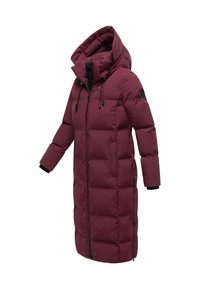 Bordeaux puffer jacket met een hoge kraag en capuchon, voorzien van een volledige ritssluiting aan de voorkant, elastische manchetten en een gewatteerde textuur.