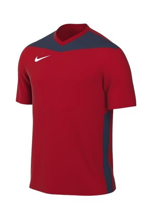Červené sportovní tričko s krátkým rukávem s tmavě modrými panely na ramenou a bocích, výstřihem do V a bílým logem Nike na pravé straně hrudi.