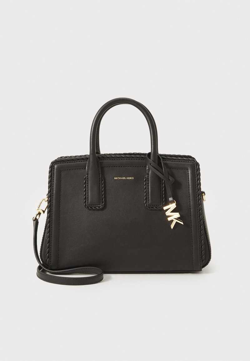 Sac à main en cuir noir avec deux poignées supérieures, accents tressés, quincaillerie dorée et un charm MK logo attaché. Sangle réglable incluse.
