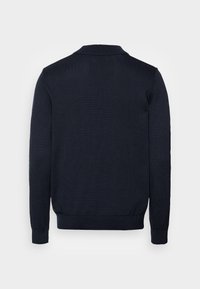 Maglione in maglia di un blu navy scuro, con maniche lunghe, polsini a coste e colletto; texture liscia, design semplice, senza motivi o decorazioni visibili.
