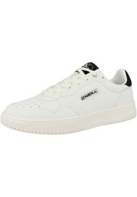 Białe sneakersy wykonane ze skóry o teksturowanym wykończeniu, z czarnym akcentem na pięcie, szyte na sznurowadła i z perforowanymi detalami.