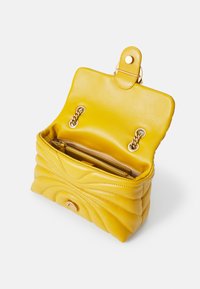 Pinko LOVE PUFF MINI - Soma ar siksnu pāri ķermenim - giallo cina/antique gold