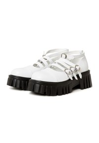 Scarpe bianche in pelle sintetica con più sottili cinturini, punta arrotondata e suola in gomma nera chunky con dettagli scanalati.