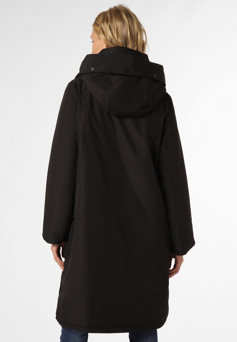Schwarze Outdoor-Jacke mit Kapuze, die eine glatte Textur, lange Ärmel und einen mittellangen Schnitt aufweist. Beinhaltet Druckknopfdetails.