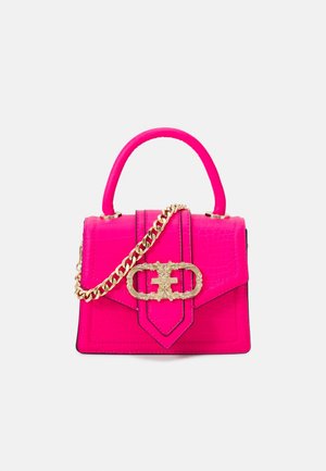 Mała jasnoróżowa torebka o krokodylowej fakturze, z górnym uchwytem, złotym łańcuszkiem na ramię i ozdobną złotą klamrą na przedniej klapie.